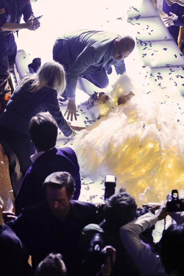 Bild 1 von 20: Ein schrecklicher Unfall? Ex-Model und Modedesignerin Nella Wester (Paulina Porizgova, r.) bricht auf dem Laufsteg leblos zusammen.