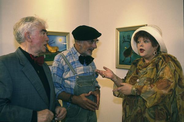 Bild 1 von 2: Der Kunstkritiker Herr Schmock (Peter Kock, l.) und die Förderin Frau Guggelheimer (Gundula Petrovska, r.) sind sich einig: Die Ausstellung von Peter Lustigs (Peter Lustig, M.) Hirsch-Bildern ist ein voller Erfolg geworden.