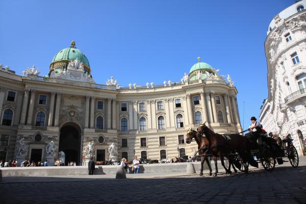 Bild 1 von 1: Die Hofburg in Wien gehört zu den größten Schlossanlagen der Welt. 700 Jahre lang war sie Machtzentrum der Habsburger-Dynastie. Unter dem ehemaligen Kaiserpalast verbergen sich geheimnisvolle Gänge und Keller.