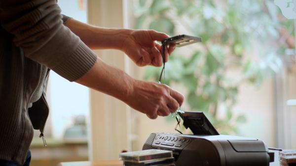 Bild 1 von 3: Für die meisten ist sie ein Relikt aus anderen Zeiten, die Musik- oder Kompakt-Kassette. Sie war billig, praktisch und robust. Und doch ist sie heute fast komplett ausgestorben.