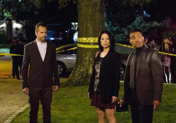Bild 1 von 21: Als in das Haus von Captain Gregson eingebrochen wird, gehen Sherlock Holmes (Jonny Lee Miller, l.), Joan Watson (Lucy Liu, M.) und Detective Bell (Jon Michael Hill, r.) auf Verbrecherjagd ...