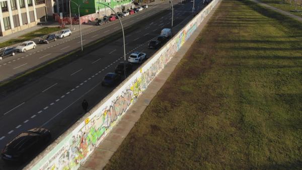 Bild 1 von 5: 40 Jahre lang bestimmte der Wettstreit zwischen BRD und DDR das Leben im geteilten Deutschland. Doch wie war der Alltag damals wirklich?