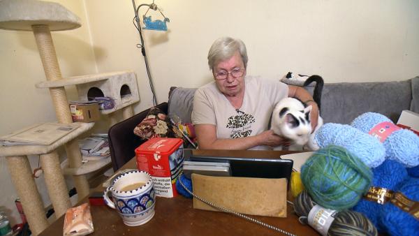 Bild 1 von 1: In Gelsenkirchen will Rentnerin Elke (71) so schnell wie möglich aus ihrer Wohnung ziehen. Gekündigt ist sie längst.