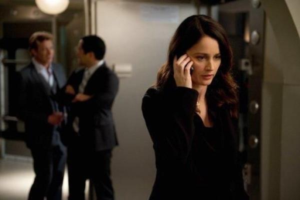 Bild 1 von 6: Gerät weiter zwischen die Fronten von FBI und CIA: Teresa (Robin Tunney, vorne) ...