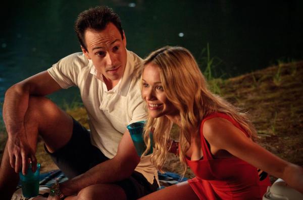 Bild 1 von 22: In Los Angeles hat sich Oz (Chris Klein, l.) mit seiner Model-Freundin Mia (Katrina Bowden, r.) ein gutes Leben aufgebaut, doch dann kommt das Klassentreffen ...