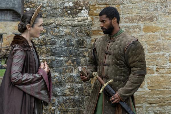 Bild 1 von 4: Margaret Beaufort (Harriet Walter, l.); Oviedo ( Aaron Cobham, r.)