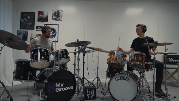 Bild 1 von 17: Martin Grubinger und Max Franz spielen Schlagzeug, 2024