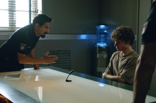 Bild 1 von 5: Malik (Zejhun Demirov, l.) macht Jasper (Pierre Matthies, r.) klar, dass seine Lügen nichts mehr nützen.