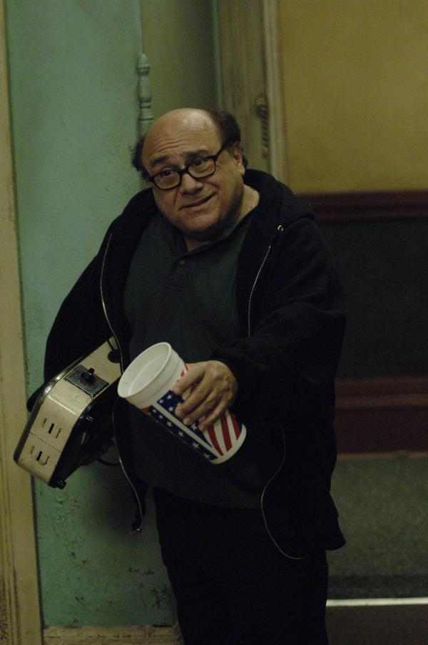 Bild 1 von 22: Frank (Danny DeVito) sorgt sich um Dennis, da der einem frisch entlassenen Sexualstraftäter sehr ähnlich sieht ...