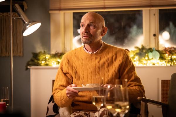 Bild 1 von 7: Damien (Peter Van den Eede), Annies jüngstes Date, wurde zum gemeinsamen Weihnachtsessen eingeladen. Allerdings nimmt auch Annies Mann Piet daran teil, dem glaubhaft versichert wurde, Damien sei nur der Caterer.