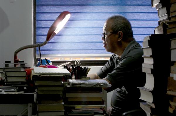Bild 1 von 3: Der Schriftsteller und Geschichtsprofessor José Victor Torres lebt zwischen Büchern. Sein Spezialgebiet ist der philippinische Autor, Arzt und Nationalheld José Rizal, der auch als Kritiker des Kolonialismus bekannt wurde.