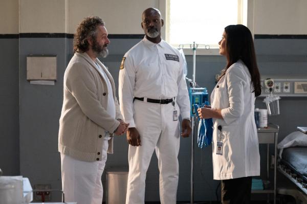 Bild 1 von 13: (v.l.n.r.) Dr. Martin Whitly (Michael Sheen); Mr. David (Esau Pritchett); Dr. Vivian Capshaw (Catherine Zeta-Jones)