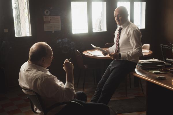 Bild 1 von 3: Kommissar Alain Etcheverry (Stéphan Wojtowicz, l.) verteidigt Mélissa energisch in einem Gespräch mit Kommandant Eider (Jean-François Cayrey, r.) von der Dienstaufsichtsbehörde und ist von ihrer Unschuld überzeugt.