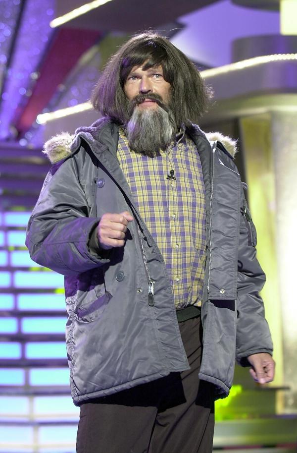 Bild 1 von 2: Reinhold Messner alias Christian Tramitz hält einen Vortrag.