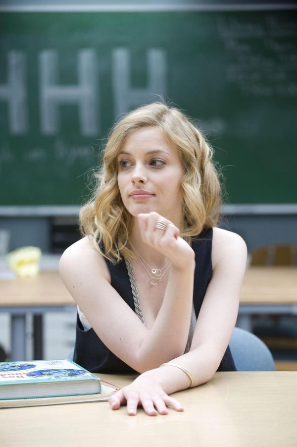 Bild 1 von 38: Anwalt Jeff Wringer passiert das beinah Unmögliche: Ihm wird seine Juristenlizenz entzogen und er muss deshalb seinen Abschluss neu machen und landet auf dem Greendale Community College, wo er sofort ein Auge auf die hübsche Britta (Gillian Jacobs) geworfen hat ...