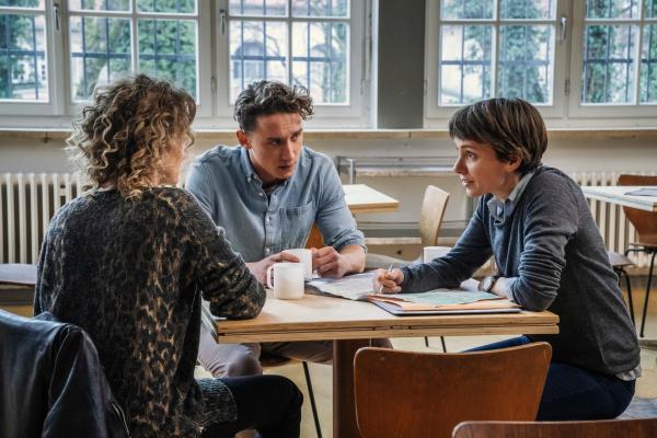 Bild 1 von 14: Karla Eckhardt (Julia Koschitz, r.) versucht, gemeinsam mit ihrem Praktikanten Niklas Teubert (Aaron Friesz, M.) und der Kommissarin Sandra Hinzey (Marie-Christine Friedrich, l.) das Versteck der vermissten Frau einzukreisen.