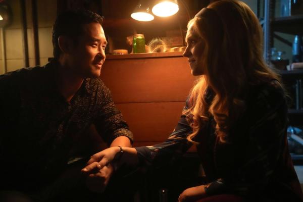 Bild 1 von 12: Dr. Ben Song (Raymond Lee, l.); Hannah Carson (Eliza Taylor, r.)