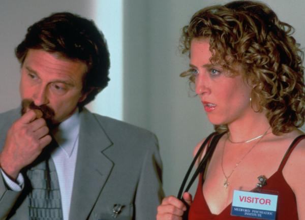 Bild 1 von 8: Sharona (Bitty Schram, r.) unterhält sich mit Dr. Moris Lancaster (Dennis Boutsikaris, l.) über das seltsame Verhalten von Monk.