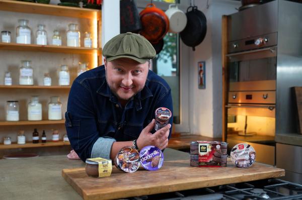 Bild 1 von 3: Französische Kulinarik adé: Luftig-lockeres Mousse au Chocolat kommt bei der Lebensmittelindustrie auch ohne Eier und Sahne aus.