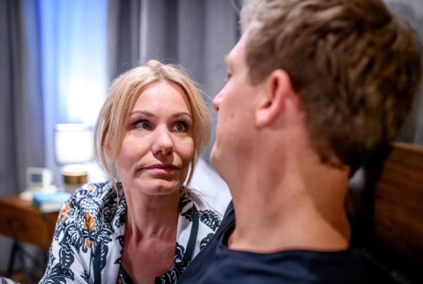 Bild 1 von 30: Im Bild: Vincent (Martin Walde, r.) und Katja (Isabell Stern, l.) nähern sich in einem Grundsatzgespräch wieder an.