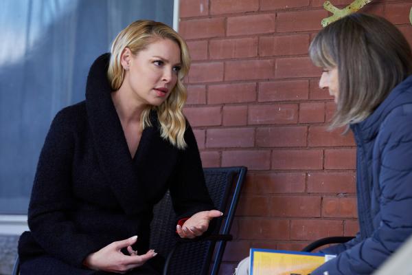 Bild 1 von 2: Samantha (Katherine Heigl, l.) vertritt ihre frühere Pflegemutter Judy (Nanc Palk) vor Gericht und erfährt dabei etwas über ihre eigene Vergangenheit, das sie emotional stark erschüttert.