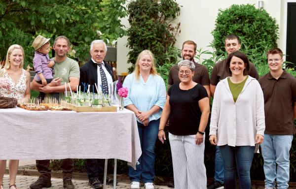 Bild 1 von 6: Barbara Schmidt mit Familie und Hofteam (v.l.n.r.): Barbara Schmitt, Lebensgefährte German Nicolay, Sohn Theo, Schwiegervater Klaus Nicolay, Barbaras Mutter Daniela Weber, Germans Schwester Freia Nicolay, Paulina Straß. Hinten (v.l.n.r.): Hofteam Lukas Noss, Lukas Britz, Bastian Seiwert