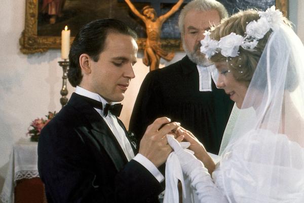 Bild 1 von 1: Chris (Mick Werup) und Tina (Marion Kracht) haben es geschafft. In der Kapelle von Schloß Kranichstein sind sie trotz vieler Widerstände getraut worden.