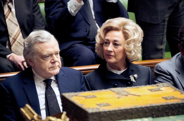 Bild 1 von 6: Harold Wilson (Kevin R. McNally) und Betty Boothroyd (Dorothy Atkinson) im House of Commons