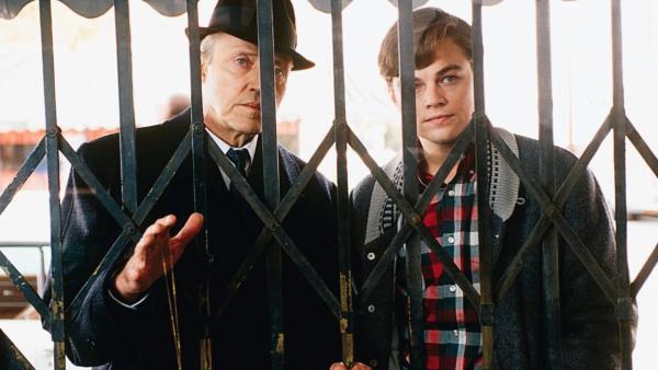 Bild 1 von 9: Frank Abagnale (Christopher Walken, li.) und Frank Abagnale Jr. (Leonardo DiCaprio)