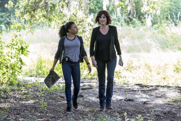 Bild 1 von 12: Sonja Percy (Shalita Grant, l.); Meredith Brody (Zoe McLellan, r.)