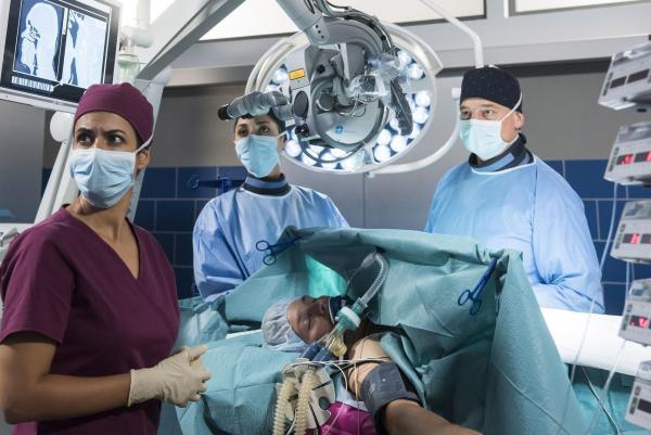 Bild 1 von 6: (v.l.n.r.) Dr. Leyla Sherbaz (Sanam Afrashteh); Dr. Theresa Koshka (Katharina Nesytowa); Jan Kästner (Raul Richter); Dr. Marc Lindner (Christian Beermann)