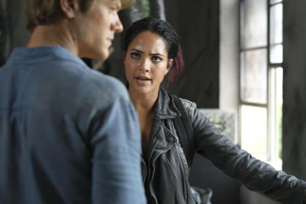 Bild 1 von 12: Angus MacGyver (Lucas Till, l.); Riley Davis (Tristin Mays, r.)