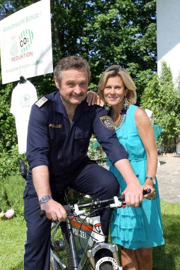 Bild 1 von 19: Im Bild: Ferry Öllinger (Kroisleitner), Andrea L?Arronge (Gräfin Schönberg).