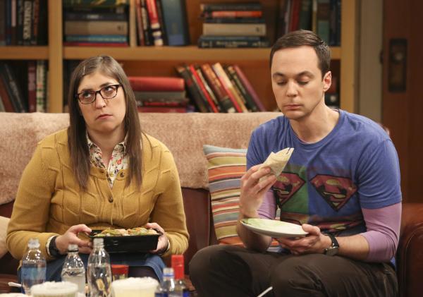 Bild 1 von 7: Als vor dem Haus plötzlich ein Food Truck Stellung bezieht, gefällt das Sheldon (Jim Parsons, r.) überhaupt nicht und greift zu drastischen Mitteln. Wird Amy (Mayim Bialik, l.) auch bei diesem Unterfangen hinter ihm stehen?