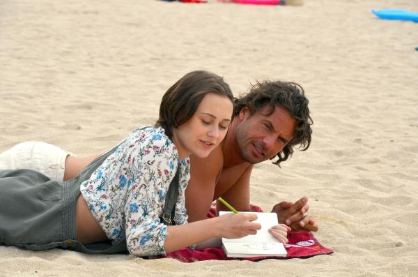 Bild 1 von 18: Für Stella (Nicole Mercedes Müller, l.) ist Gregor (Stephan Luca, r.) ein Totalversager auf der ganzen Linie, am meisten als ihr Vater. Als das Mädchen befürchtet, dass der lebenslustige Musiker ihre Klassenkameradin anbaggert, rastet sie aus ...