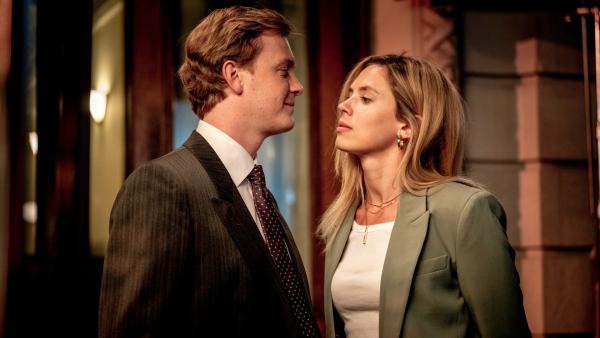 Bild 1 von 3: Zwischen Maxima (Delfina Chaves) und Willem-Alexander (Martijn Lakemeier) funkt es.