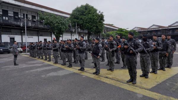 Bild 1 von 7: Polizisten der Sonderheiten zur Bekämpfung des Rauschgifthandels sind in Rio fast militärisch organisiert. Trotzdem setzen sie bei jedem Einsatz ihr Leben aufs Spiel.