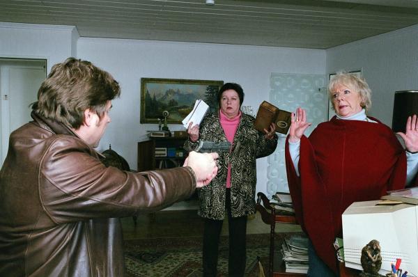 Bild 1 von 20: Jupp (Uwe Fellensiek, l.) und Falk überraschen Berta (Ingrid Stein, r.) und ihre Freundin Inge (Beate Abraham, M.), die in das versiegelte Haus von Kaiser eingebrochen sind. Beide Frauen haben ihre Ersparnisse bei Kaisers betrügerischem Pyramidenspiel verloren.