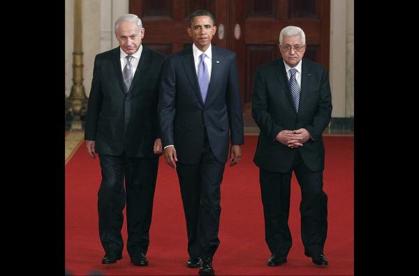 Bild 1 von 5: Der israelische Ministerpräsident Benjamin Netanjahu, der ehemalige US-Präsident Barack Obama (2009-2017) und der damalige Präsident der Palästinensischen Autonomiebehörde, Mahmud Abbas (v.l.), trafen sich 2010 zu Friedensverhandlungen im Weißen Haus.