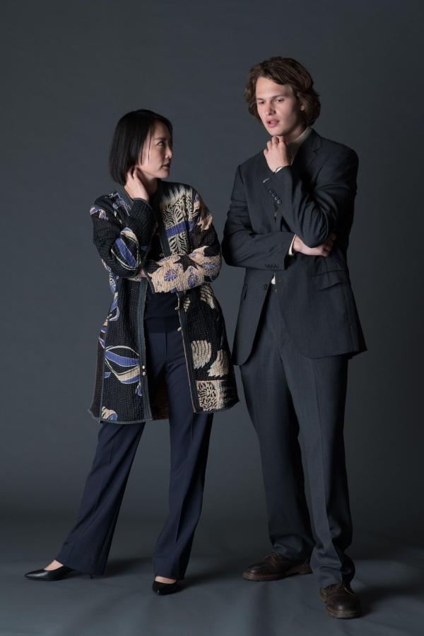 Bild 1 von 4: (1. Staffel) Eimi (Rinko Kikuchi, l.); Jake Adelstein (Ansel Elgort, r.)