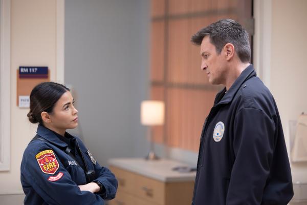 Bild 1 von 3: Bailey (Jenna Dewan) und John (Nathan Fillion) wägen im Krankenhaus die Optionen ab, ein verwaistes Kind aufzunehmen, dessen Eltern ermordet wurden, um ihm ein Schicksal im Kinderheim zu ersparen.