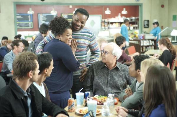 Bild 1 von 24: Shirley (Yvette Nicole Brown, l.) verkündet glücklich, dass sie schwanger ist. Leider kommt ausser ihrem Ex-Mann Andre (Malcolm-Jamal Warner , M.) auch Chang als potenzieller Vater in Frage ...