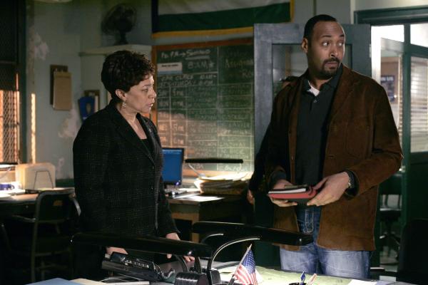 Bild 1 von 13: (l-r) S. Epatha Merkerson as Lt. Anita Van Buren, Jesse L. Martin as Detective Ed Green -- NBC