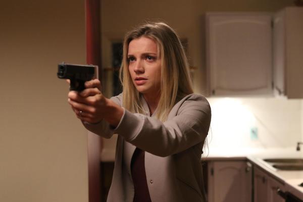 Bild 1 von 4: Jennifer Jones (Kara Killmer)