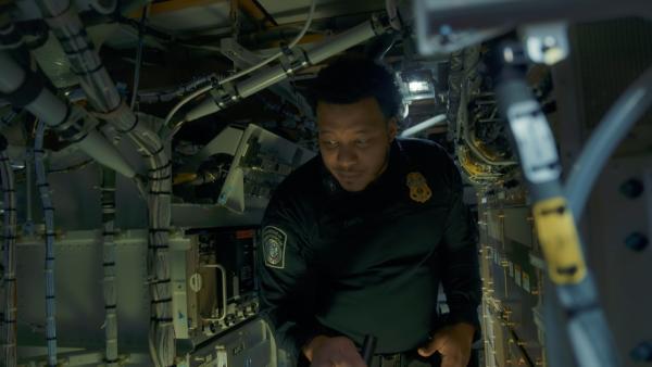 Bild 1 von 3: Officer Davis untersucht den Avionik-Raum unter dem Cockpit eines mexikanischen Flugzeugs während einer 100-Prozent Kontrolle, auf der Suche nach illegalen Waren.