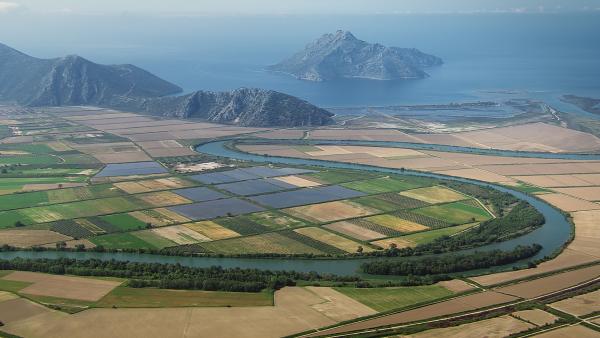 Bild 1 von 12: Das Delta des Flusses Acheloos in Westgriechenland: Auf einer vorgelagerten Insel soll in homerischer Zeit ein grausamer Artemis-Kult betrieben worden sein. Daraus entsteht in der griechischen Mythologie die Sage der Sirenen.