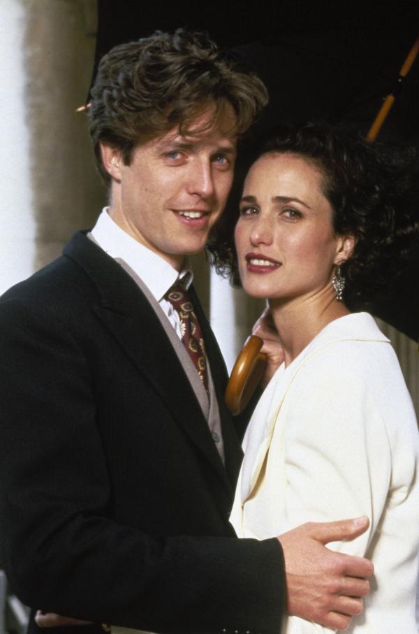 Bild 1 von 15: Nach vier Hochzeiten und einem Todesfall finden Charles (Hugh Grant, l.) und Carrie (Andie MacDowell, r.) endlich zueinander - ohne Trauschein ...