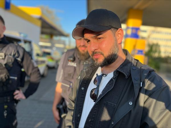 Bild 1 von 13: Alles muss geplant sein: Hakan bei der Einsatzbesprechung.