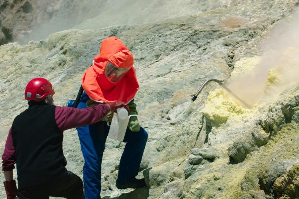 Bild 1 von 9: Wissenschaftler sammeln Gasproben auf White Island, ein aktiver Vulkan vor der Küste Neuseelands.