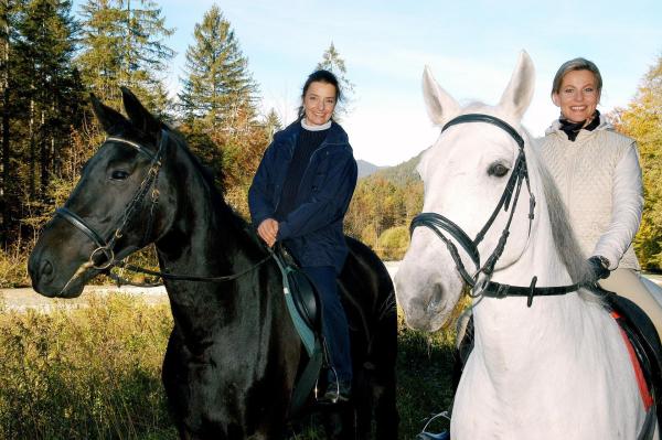 Bild 1 von 24: Im Bild (v.li.): Isabel Karajan (Anja Wagner), Anja Schüte (Claudia Singer).